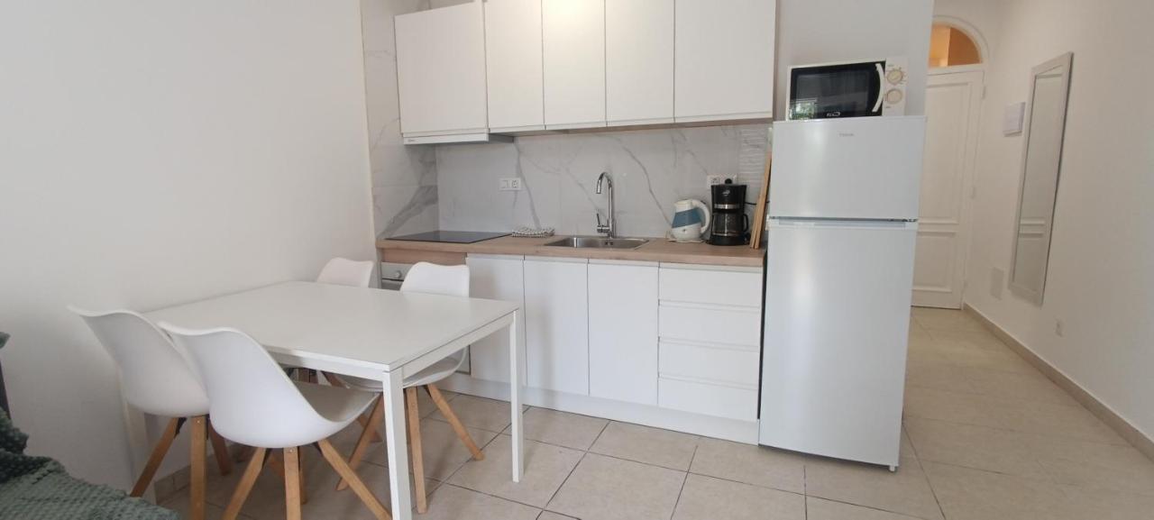 Newly Renovated Modern In Orlando Complex, *