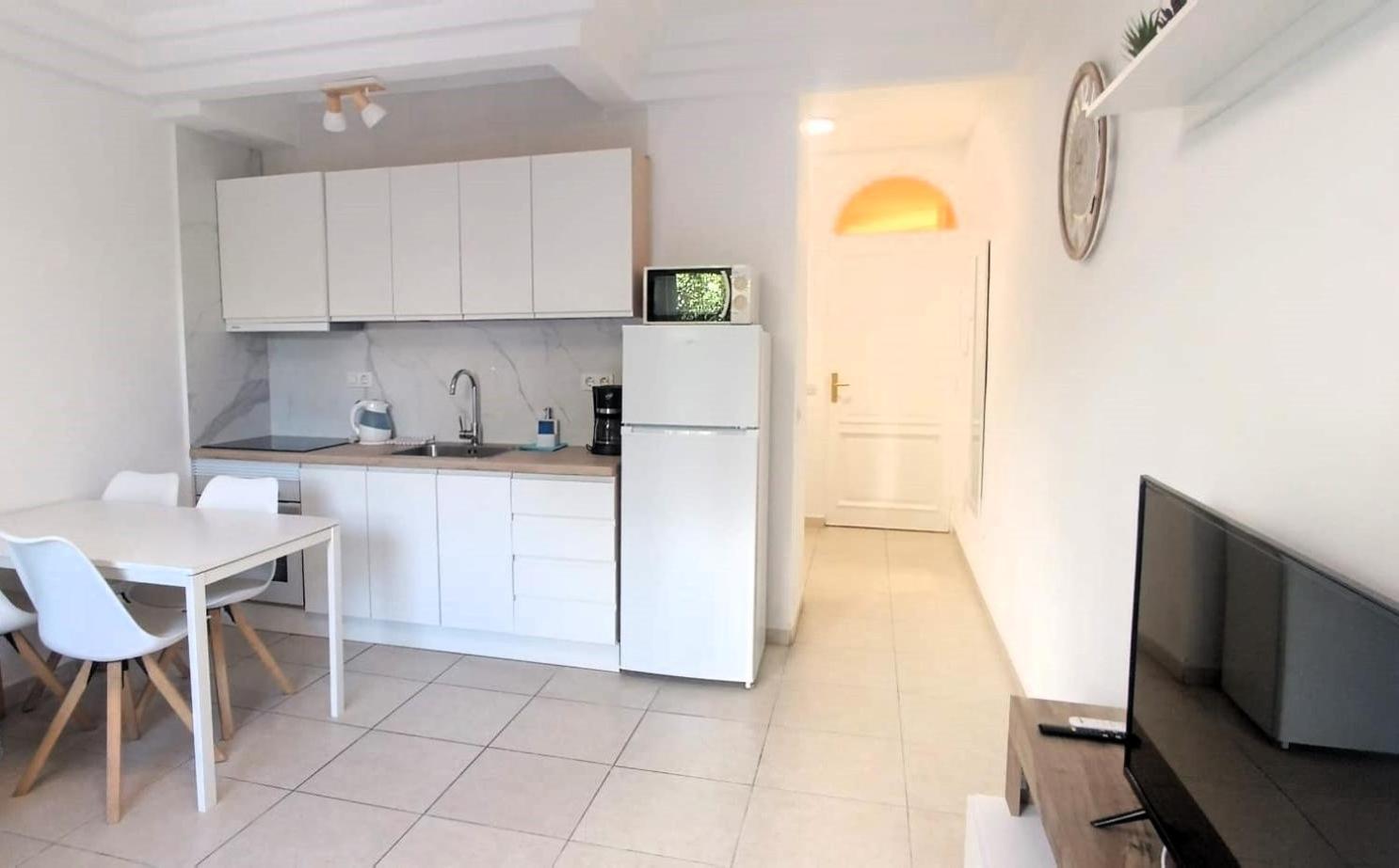 Newly Renovated Modern In Orlando Complex, *